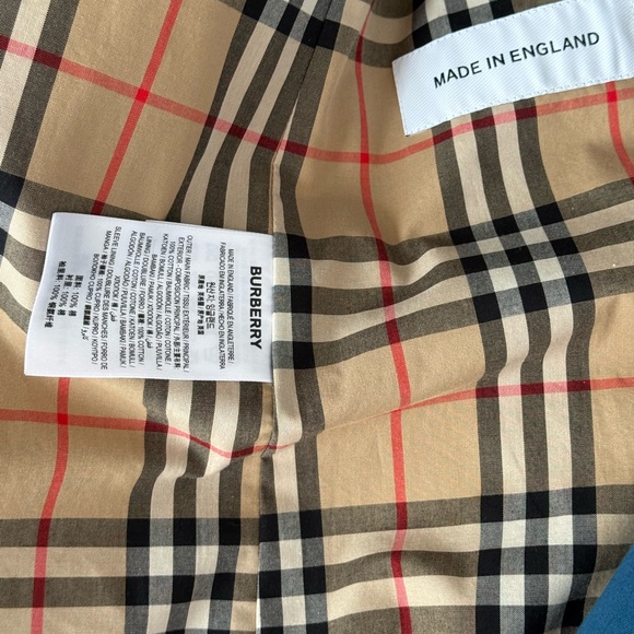Like new Burberry trench coat - Picture 5 of 5